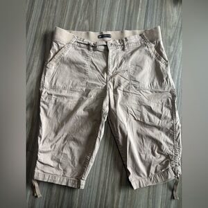 Lee Capris with Relaxed Fit and Lightweight Fabric